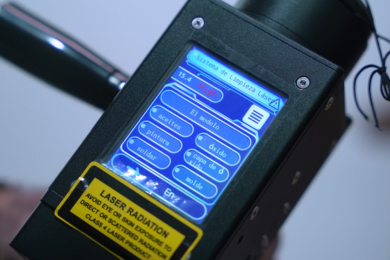 Panel táctil del sistema de limpieza láser FUSOR con opciones de material